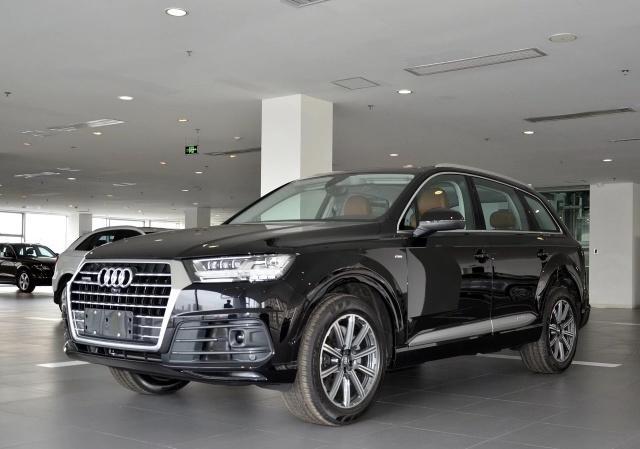奥迪Q7混动版最新价格与时代绿色巨阵同步前行